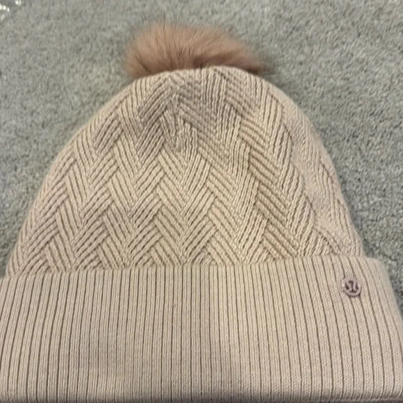 NWT Lululemon Sherpa weave Pom beanie one size - Picture 5 of 5